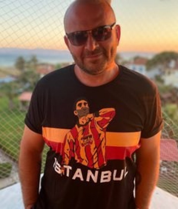 İstanbul Temalı Futbolcu Baskılı Siyah Erkek Tişört